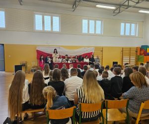 Widok ogólny na salę gimnastyczną, gdzie odbyła się uroczystość. 