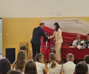 Wójt Gminy składa gratulacje nowej dyrektor szkoły.
