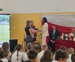 Przedstawiciele Rady Rodziców wręczają kwiaty nowej dyrektor szkoły, pani Aleksandrze Jaworskiej.