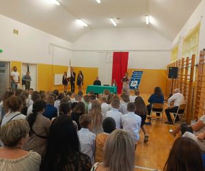 Uczniowie i ich rodzice słuchają przemowy pani Dyrektor