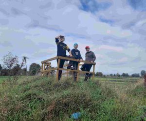 Trzech chłopców na pagórku