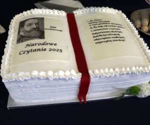 Na zdjęciu widoczny jest tort w kształcie książki.