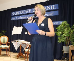 Na zdjęciu widoczna jest kobieta mówiąca do mikrofonu.