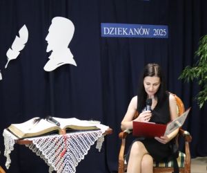 Na zdjęciu widoczna jest kobieta czytająca tekst, wewnątrz budynku.