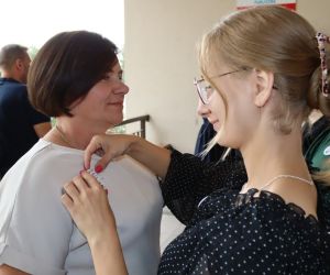 Na zdjęciu zapinana jest przypinka z symbolami narodowego czytania.