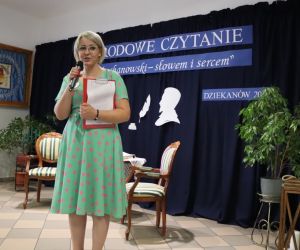 Na zdjęciu widoczna jest kobieta mówiąca do mikrofonu.