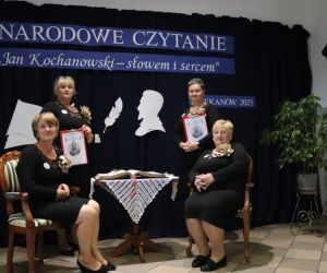 Na zdjęciu widoczne są cztery kobiety pozujące do zdjęcia na tle udekorowanej ściany.