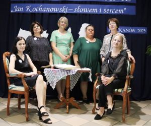 Zdjęcie przedstawia sześć pozujących kobiet na tle dekoracji ściennej.