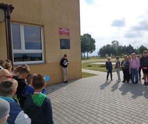 Uczeń przekazuje informacje na temat sprzątania świata.