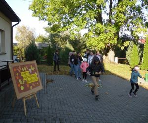 Dzieci na świeżym powietrzu bawią się w zabawę przenoszenie ziemniaków.