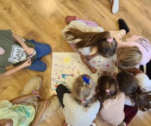 Uczniowie klasy pierwszej przygotowują wspólny plakat