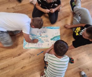 Uczniowie klasy trzeciej przygotowują wspólny plakat