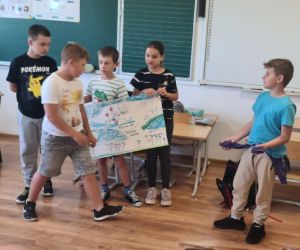 Uczniowie klasy trzeciej prezentują swój plakat