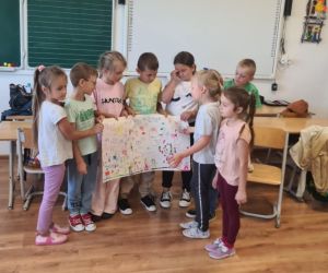 Uczniowie klasy pierwszej prezentują swój plakat