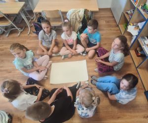 Uczniowie klasy drugiej przygotowują się do stworzenia wspólnego plakatu