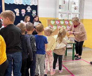 Nauczycielka częstuje dzieci jabłkowymi przysmakami