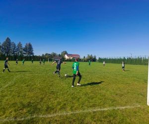 Drużyny szkolne rozgrywają mecz