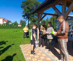 Dyrektor szkoły w Czerniczynie i Sekretarz Gminy Hrubieszów wręczają uczniowi dyplom i nagrodę