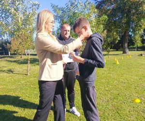 Dyrektor szkoły, nauczyciel wychowania fizycznego i uczeń klasy szóstej, zdobywca miejsca drugiego