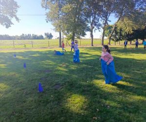 Uczniowie podczas wyścigu w workach