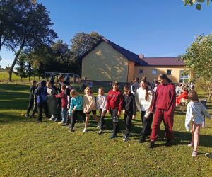 Uczniowie klas starszych podczas rozgrzewki