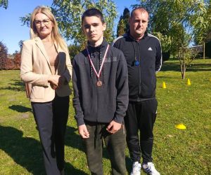 Dyrektor szkoły, nauczyciel wychowania fizycznego i uczeń klasy siódmej, zdobywca trzeciego miejsca