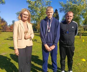 Dyrektor szkoły, nauczyciel wychowania fizycznego i uczeń klasy siódmej, zdobywca drugiego miejsca