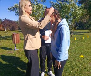 Dyrektor szkoły, nauczyciel wychowania fizycznego i uczennica klasy siódmej, zdobywczyni drugiego miejsca