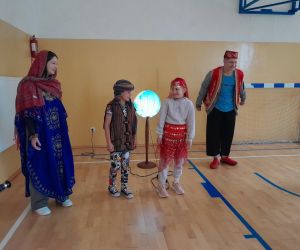 uczniowie w tradycyjnych strojach tureckich