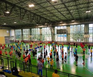 Uczniowie wykonują skręty tułowia podczas rozgrzewki