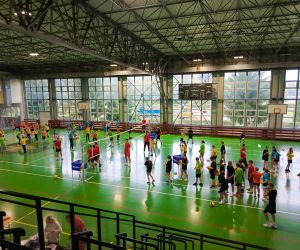 Uczniowie ćwiczą odbijanie piłek