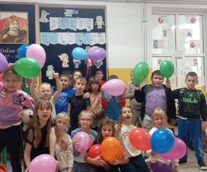 Uczniowie podczas dyskoteki