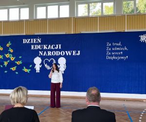 Pani dyrektor szkoły wita zaproszonych gości