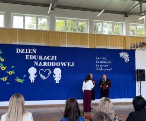 Pani dyrektor przyjmuje nagrodę