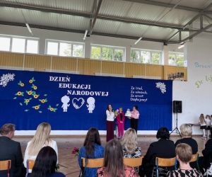 Panie z Rady Rodziców składają na ręce Pani Dyrektor kwiaty, upominek oraz tort