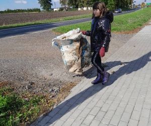 Uczennica trzyma duży worek