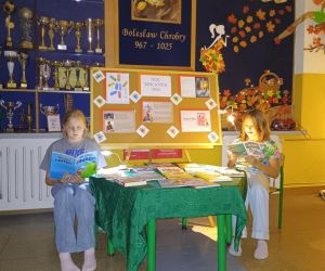 Uczennice czytają książki