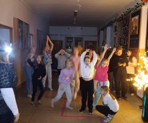 uczniowie podczas dyskteki