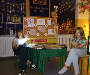 Uczennice czytają książki