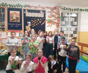 uczestnicy nocy bibliotek na wspólnym zdjęciu