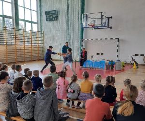 Uczniowie podczas zabawy z magnesami neodymowymi