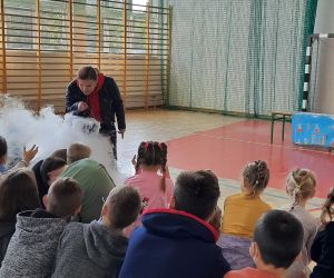 Prowadząca podchodzi do uczniów i prezentuje doświadczenie z ciekłym azotem