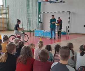 Uczennica prezentuje jazdę na nietypowym rowerze