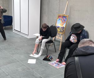 Uczeń próbuje malować stopami