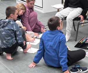 Uczniowie próbują malować stopami