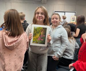 Uczennica trzyma pracę wybitnego artysty