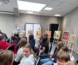 uczniowie słuchają opowieści o artyście