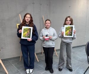 Uczennice z pracami wybitnego artysty