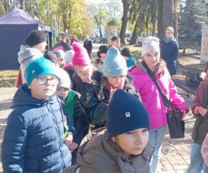 uczniowie w parku miejskim