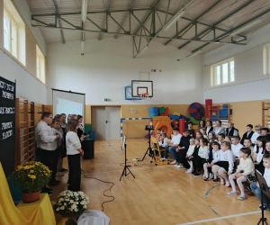 Uczniowie recytują wiersze i czytają fragmenty tekstów o Janie Pawle II podczas akademii.